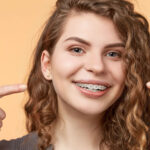 Adolescenta-aparat-dentar-ceramic-medic-specialist-Bucuresti